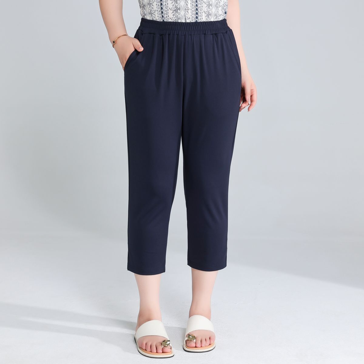 Women’s Plus Size Stretch Capri Pants with Pockets