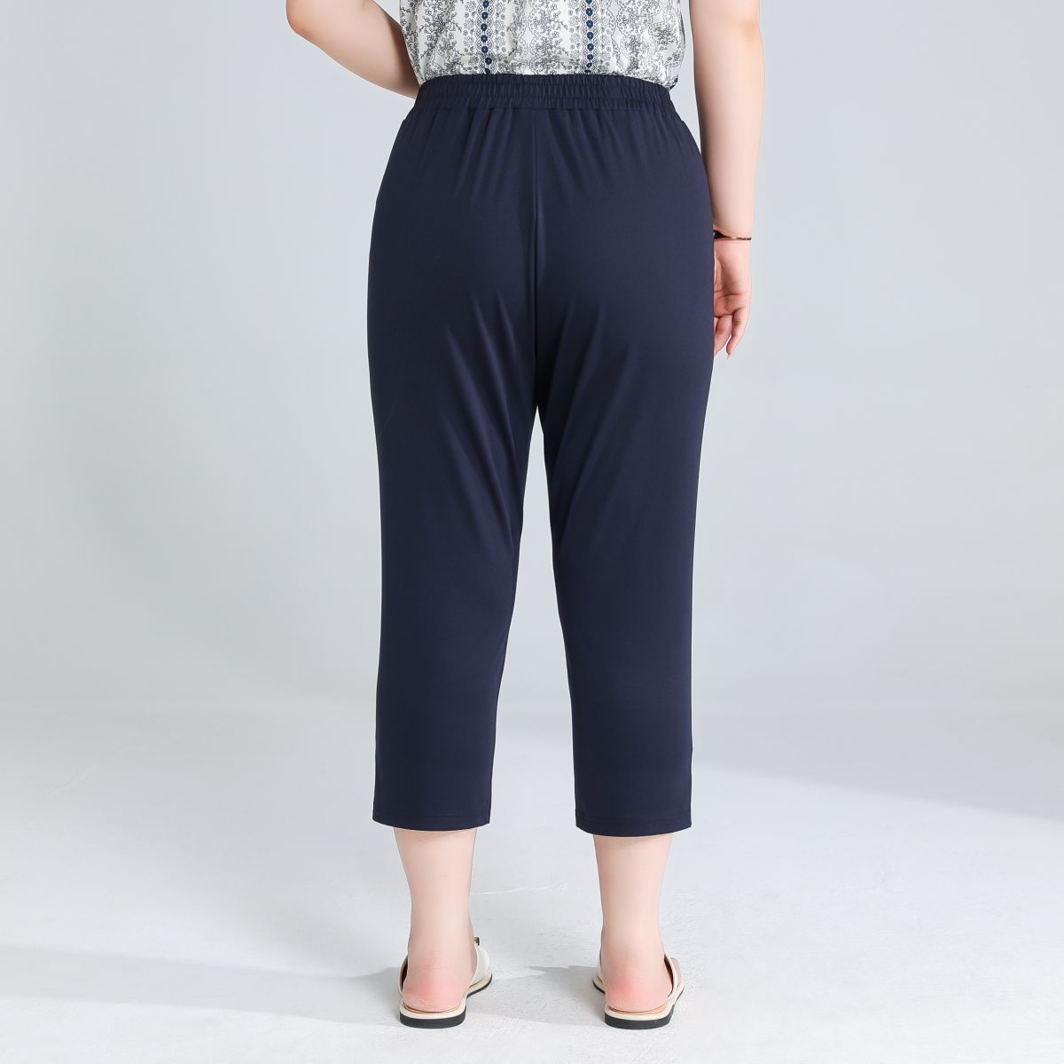 Women’s Plus Size Stretch Capri Pants with Pockets